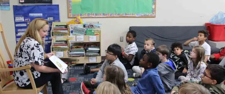 Leah Elliott Reading to Kids